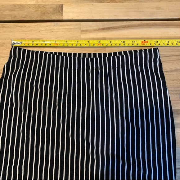 NWT Obey Sheffield Black and White Pinstripe Skirt S - Picture 4 of 8